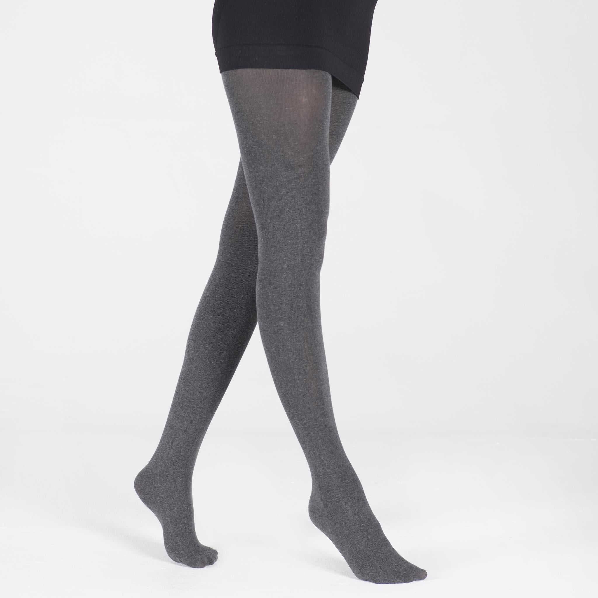 Sahnada Ganin teatri minuti Suratga olish uchun xalatda egilish